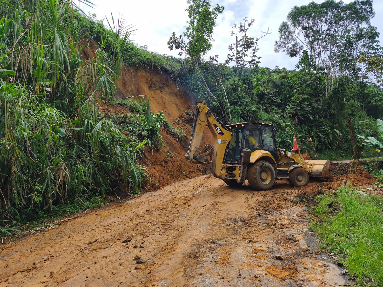 Deslizamientos de tierra han afectado las vías de Caldas.