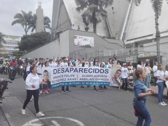 Más de 500 personas marcharon acompañando a los familiares de los jóvenes desaparecidos desde el pasado 13 de diciembre