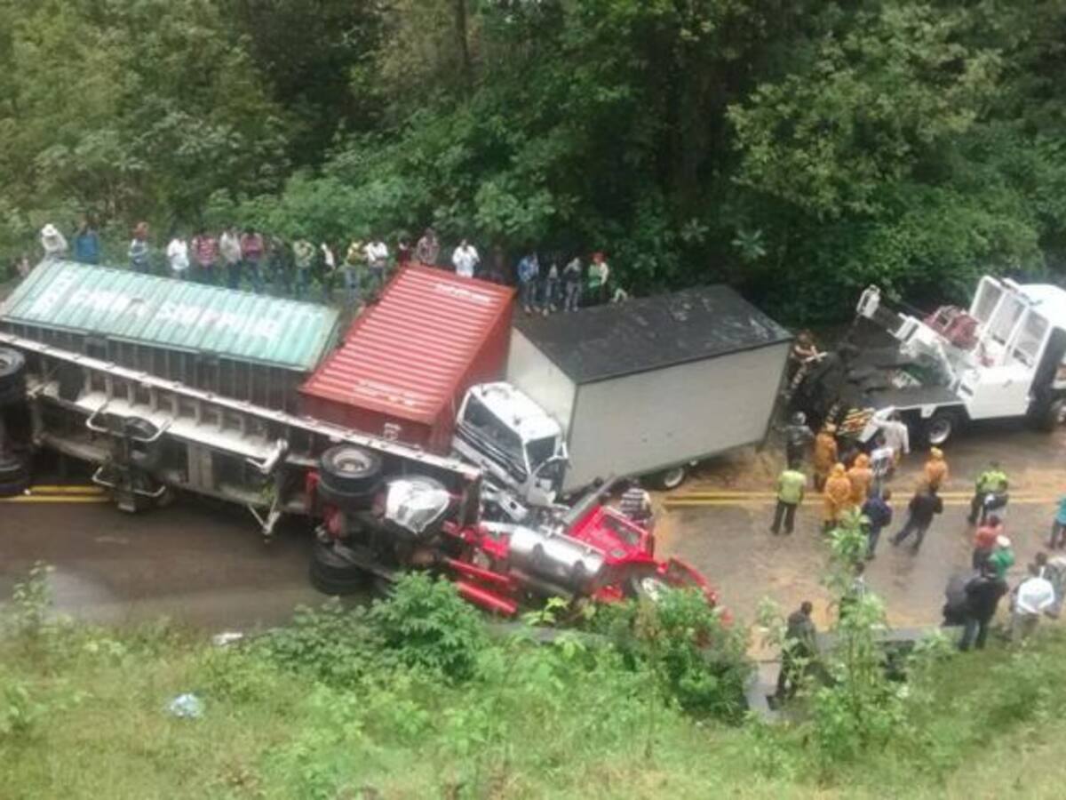 Accidente de tránsito en La Línea genera enorme congestión vial