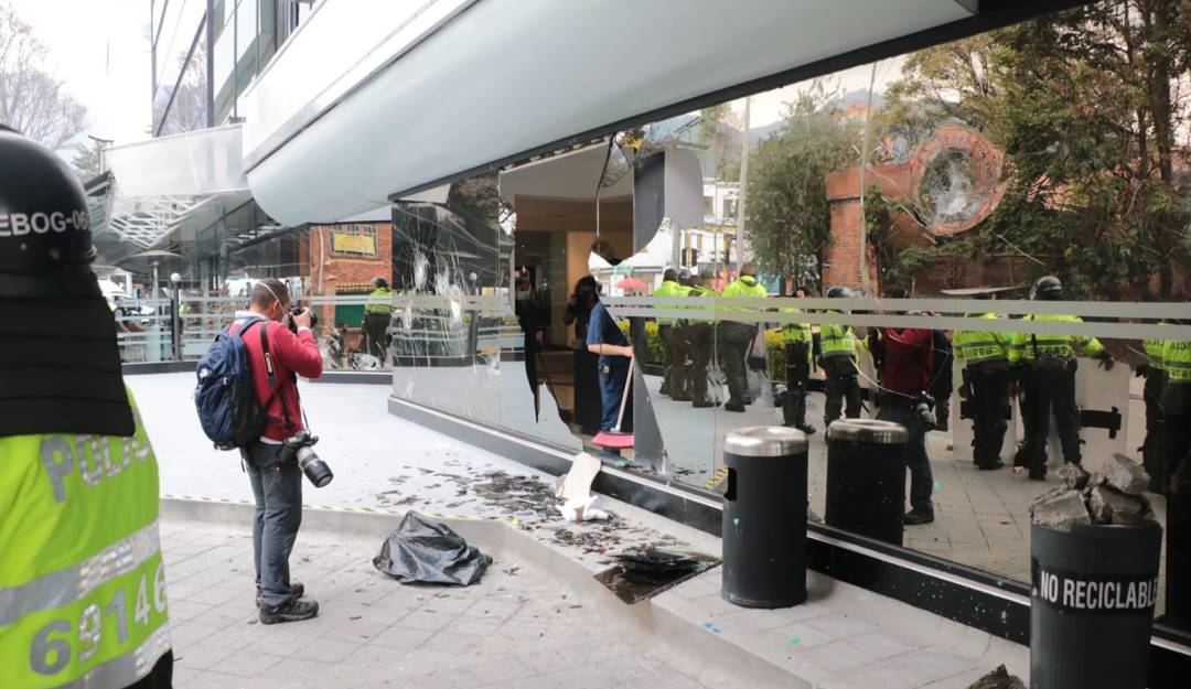Protestas y disturbios en el hotel Radisson de Bogotá por foro de la derecha. Foto: Tomada de las redes sociales de María Fernanda Cabal