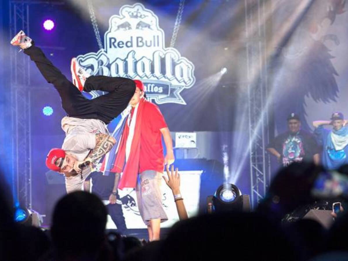 Una Batalla de Gallos en la cabina radial de Dos Y Punto