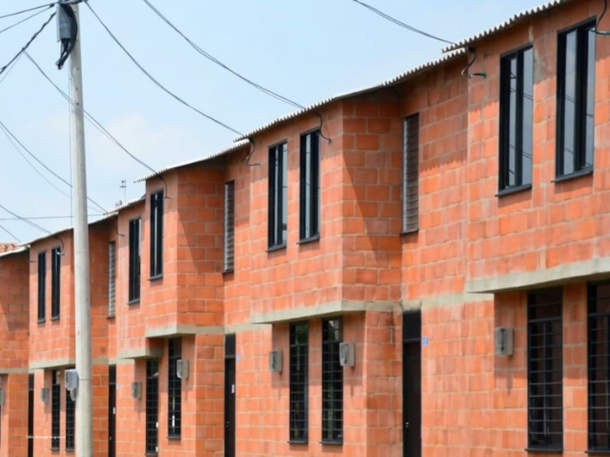 Procuraduría inhabilita por ocho años a exalcalde de Arenal por irregularidades en viviendas