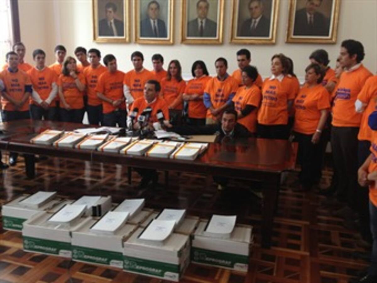 Presentan firmas para revocar mandato de Gustavo Petro