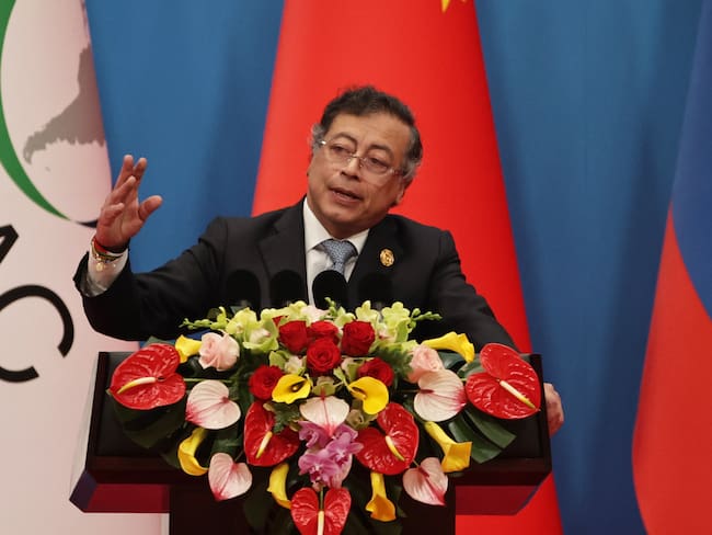 Beijing (China), 13/05/2025.- Colombian President Gustavo Petro gestures during his speech at the opening ceremony of the Fourth Ministerial meeting of the China-CELAC (Community of Latin American and Caribbean States) Forum in Beijing, China, 13 May 2025. EFE/EPA/ANDRES MARTINEZ CASARES