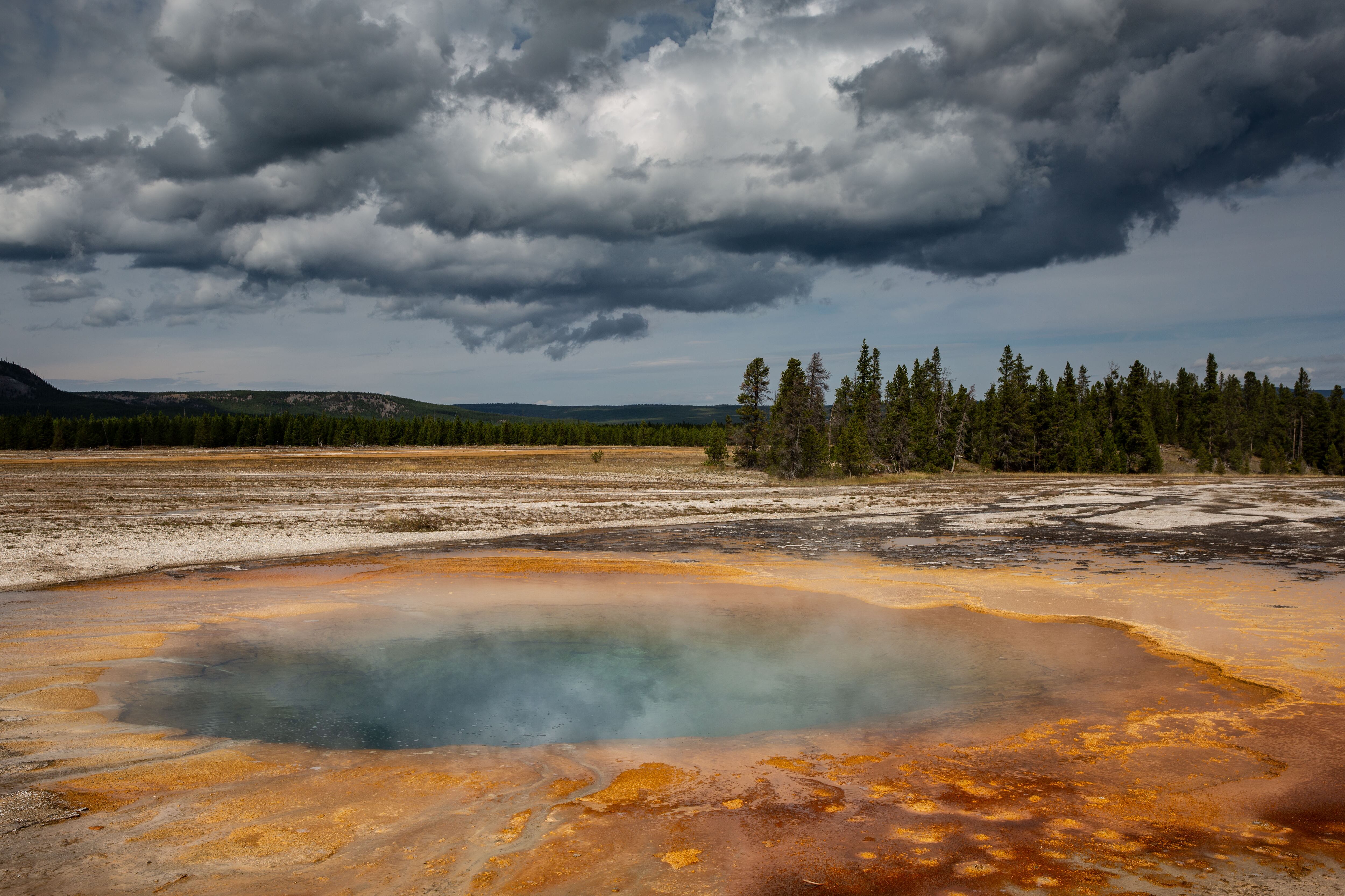 Una de las muchas aguas termales en las proximidades de la icónica Gran Fuente Prismática en la cuenca Midway Geyser del Parque Nacional de Yellowstone se ve el 18 de septiembre de 2022, en el Parque Nacional de Yellowstone, Wyoming. Foto de George Rose/Getty Images.