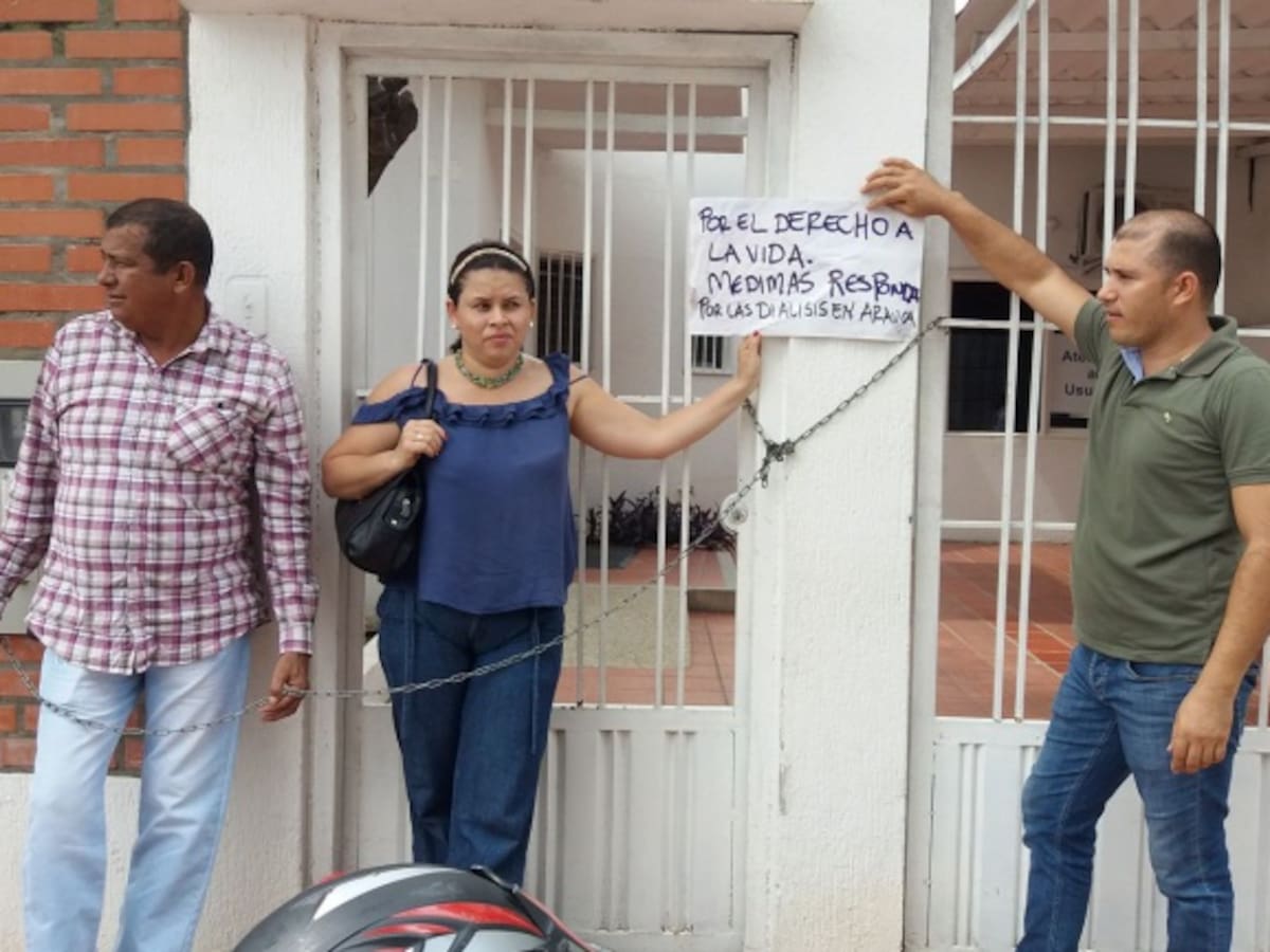 18 usuarios de EPS Medimás se encadenan para exigir prestación del servicio de salud