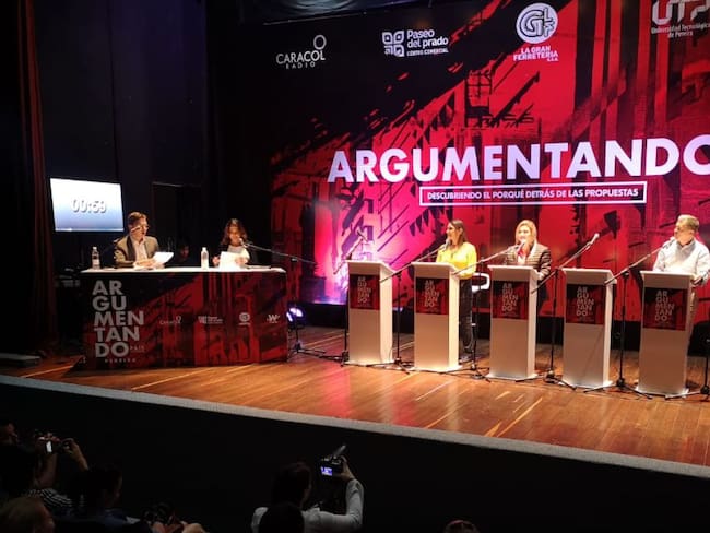 Dos atriles vacíos en el debate de candidatos a la Alcaldía de Pereira