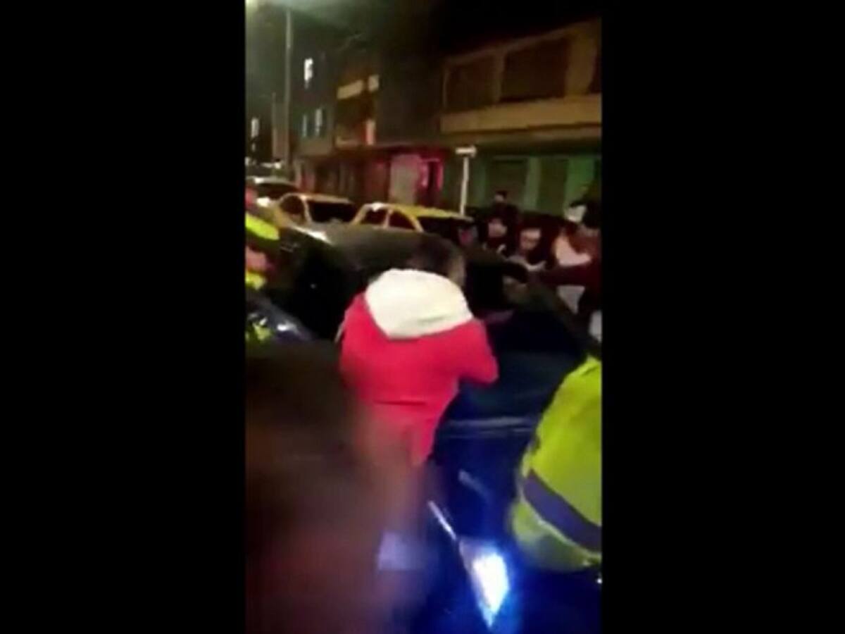 (VIDEO) Taxistas presionan a policía para que saque una multa