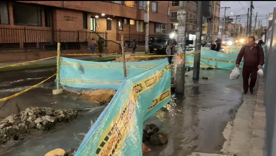 Tubería rota en barrio Veraguas Central en Puente Aranda.