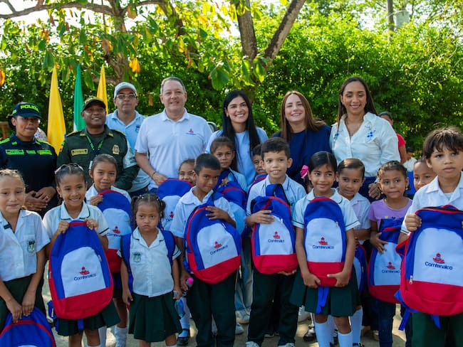 Comfenalco le apuesta a la educación con la entrega de 300 kits escolares