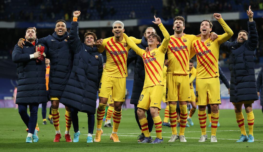 Los jugadores de Barcelona festejan con los hinchas Culés presentes en el Santiago Bernabéu.