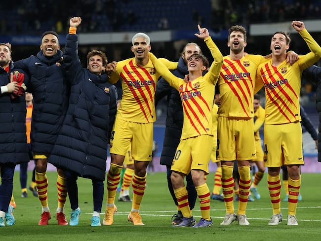 Los jugadores de Barcelona festejan con los hinchas Culés presentes en el Santiago Bernabéu.