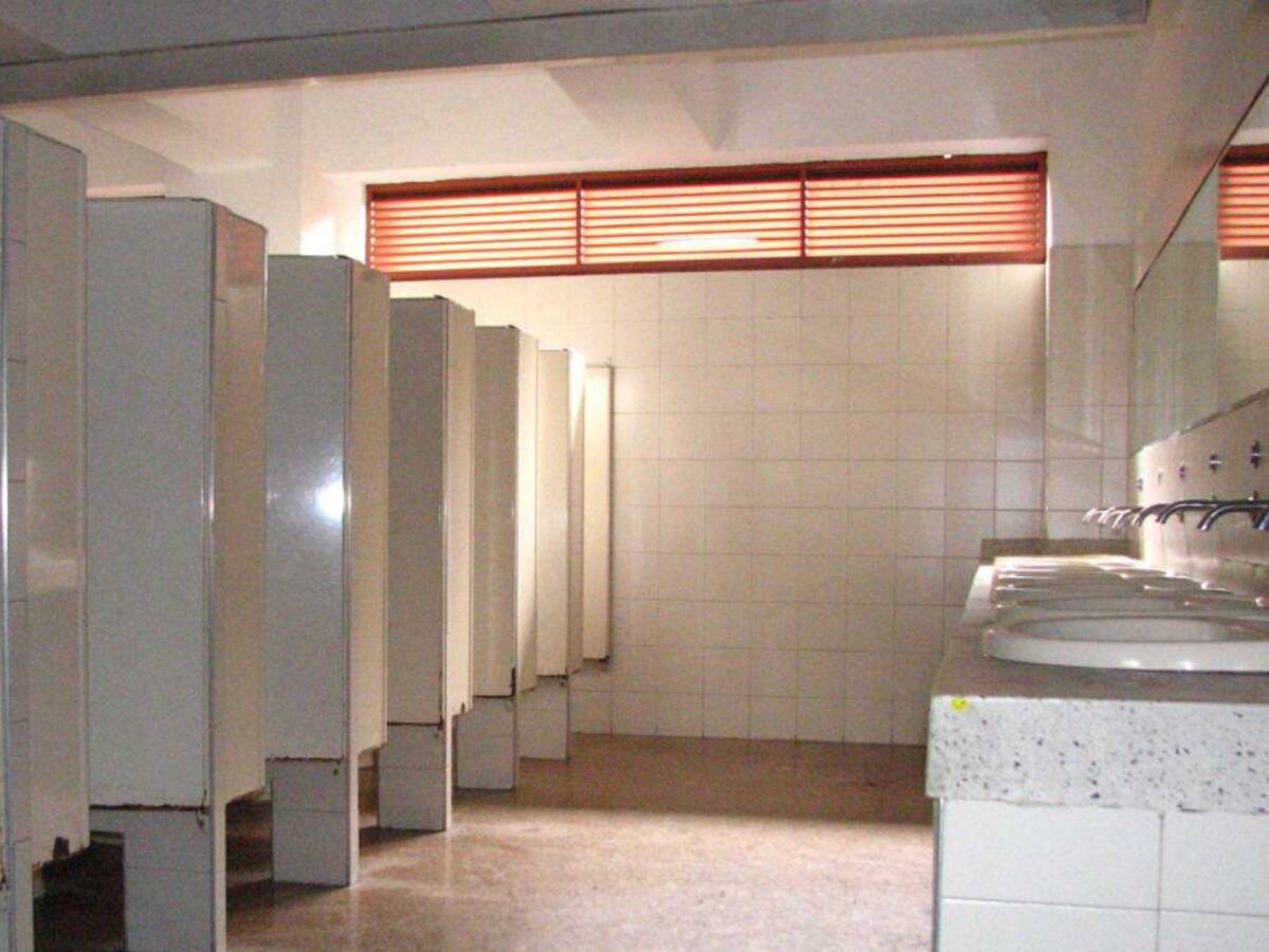 Conozca de cuánto es la multa si en una tienda no le prestan el baño