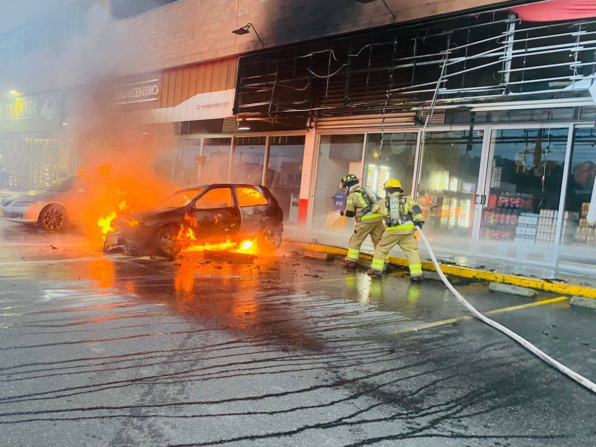 Bomberos de Rionegro controlaron incendio vehicular en el sector de El Tranvía