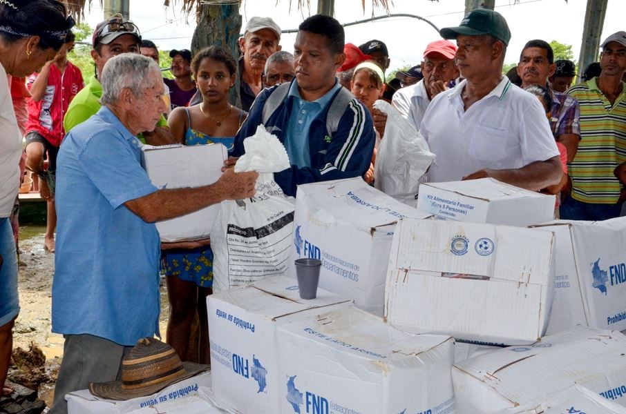 Entrega de ayudas a familias de San Benito, Sucre.