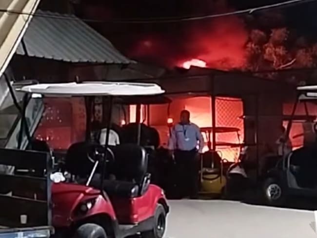 Bomberos de Puerto Colombia controlaron incendio en el parqueadero de un club