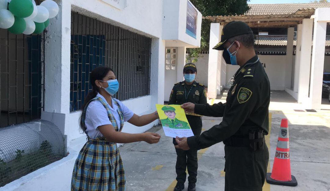 El comandante de la Policía Metropolitana general Diego Rosero en el reinicio de las clases presenciales en uno de los colegios de Barranquilla.