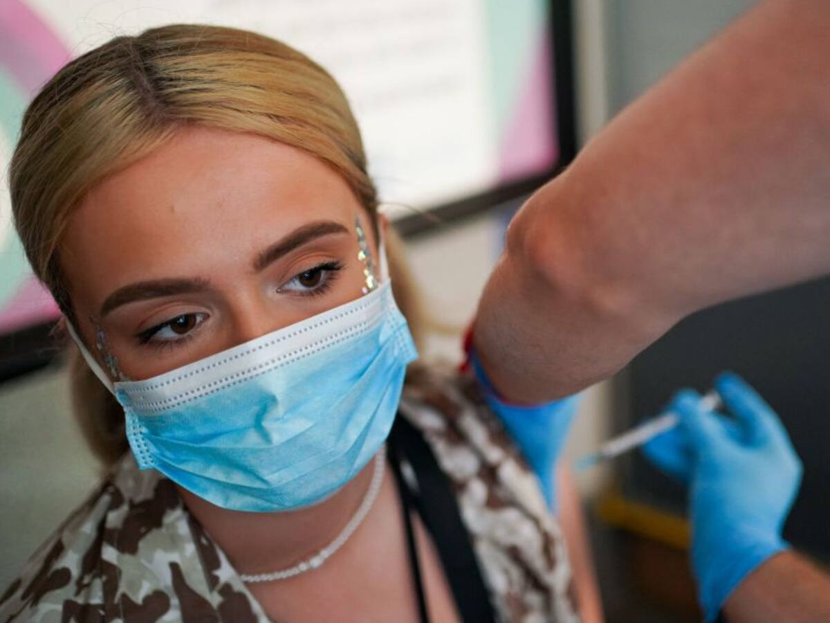 Especialistas de salud en Reino Unido ruegan a los jóvenes que se vacunen