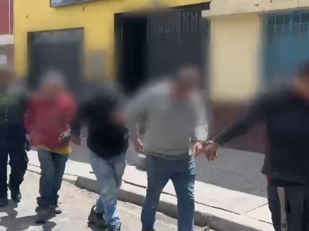 Cuatro personas fueron capturadas en Bogotá desmontando un vehículo hurtado en el barrio Restrepo