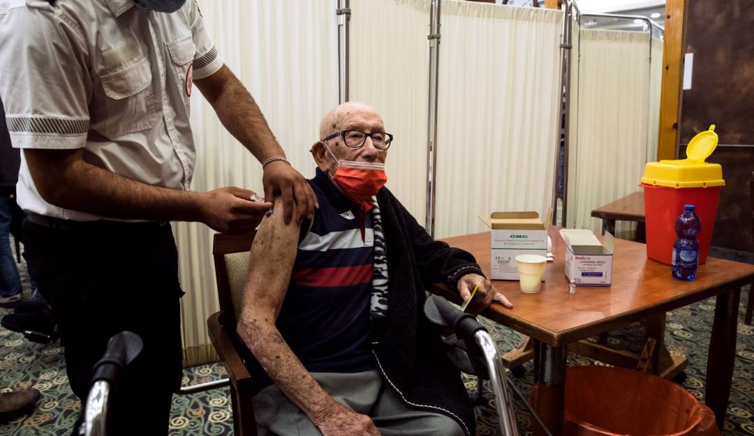 Aplicación de vacunas de refuerzo contra el coronavirus en Israel.       Foto: Getty