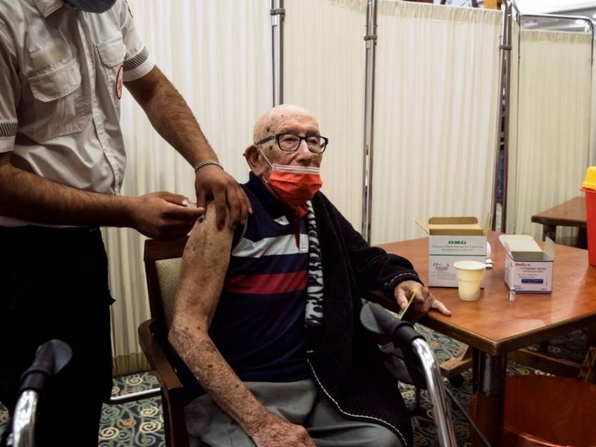 Dosis de refuerzo de Pfizer y Moderna serían menos eficaces contra variante ómicron