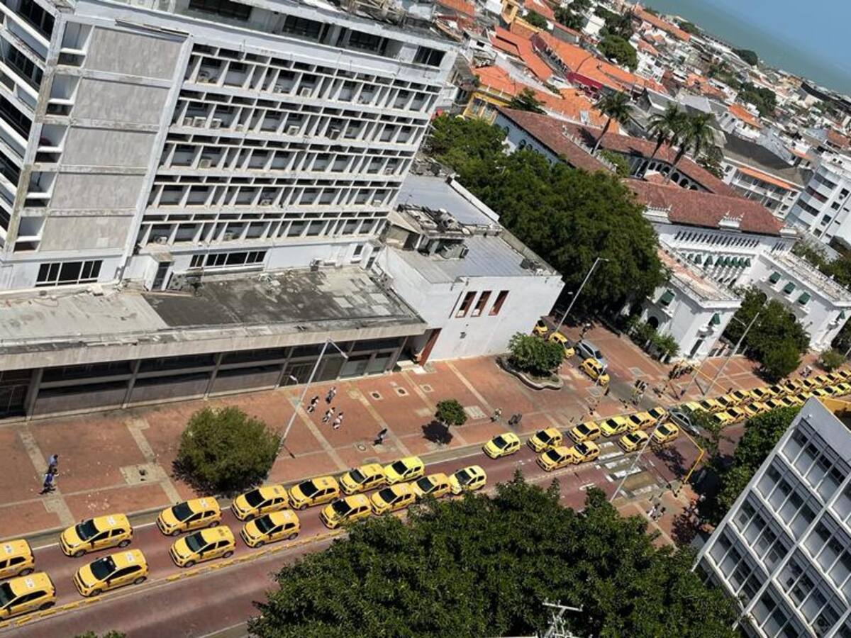 Gran concentración de taxistas en el Centro Histórico de Cartagena