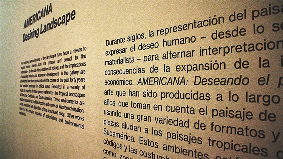 El lobby de entrada recibe al visitante con una instalación aérea del artista escocés de origen guyanés Hew Locke. Son 70 representaciones de botes de diversos tamaños que simbolizan la diáspora de caribeños y en general a los migrantes del mundo.