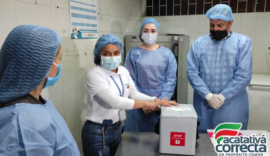 Alcalde de Facatativá no solo posó con vacunas, fue quién la inyectó