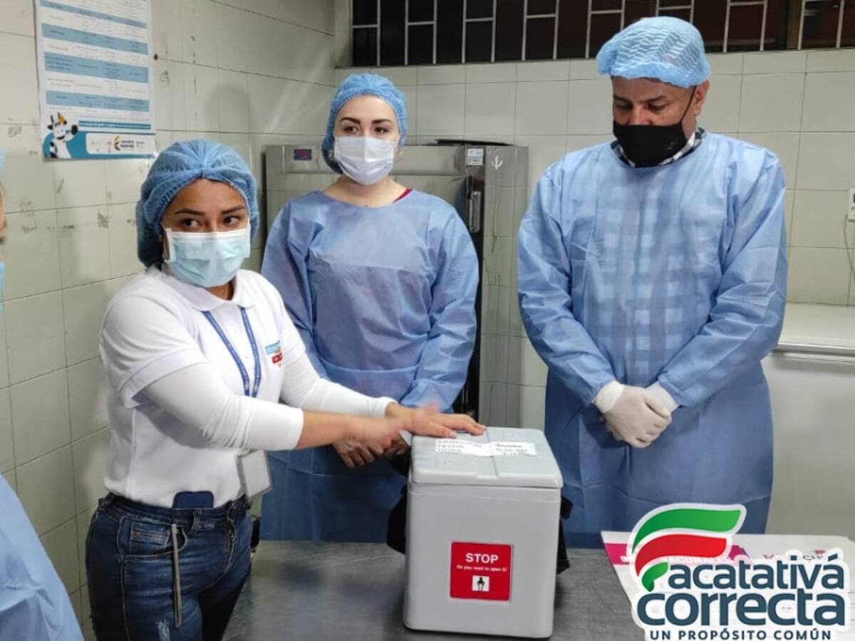 Alcalde de Facatativá no solo posó con vacunas, fue quién la inyectó