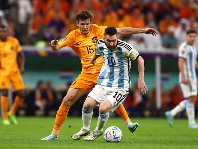 Lionel Messi de Argentina y Marten de Roon de Netherlands (Photo by Chris Brunskill/Fantasista/Getty Images)