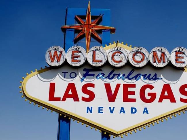 Hombre viaja a las Vegas para casarse con su celular