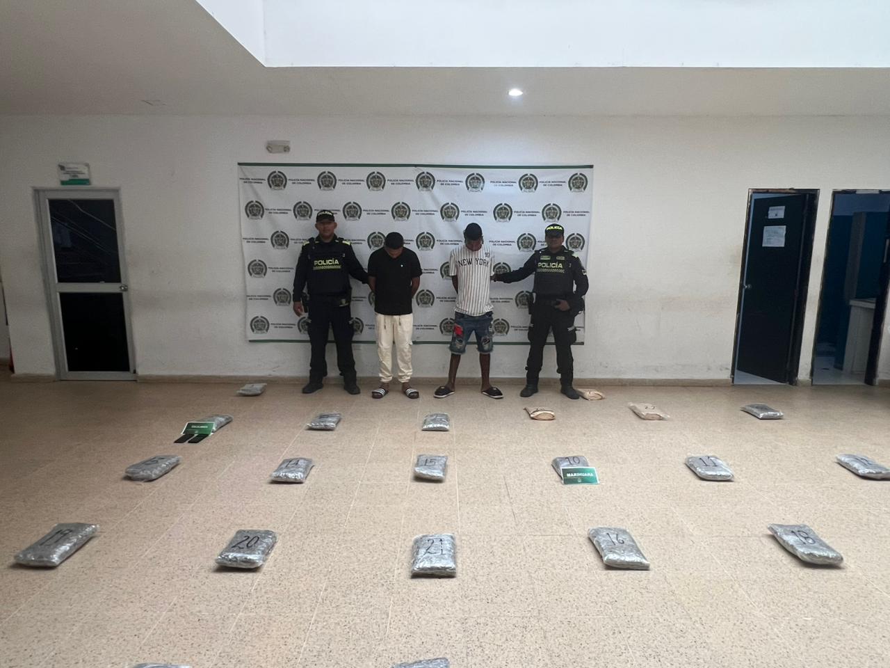 Marihuana incautada y capturados. Foto: Policía Nacional.