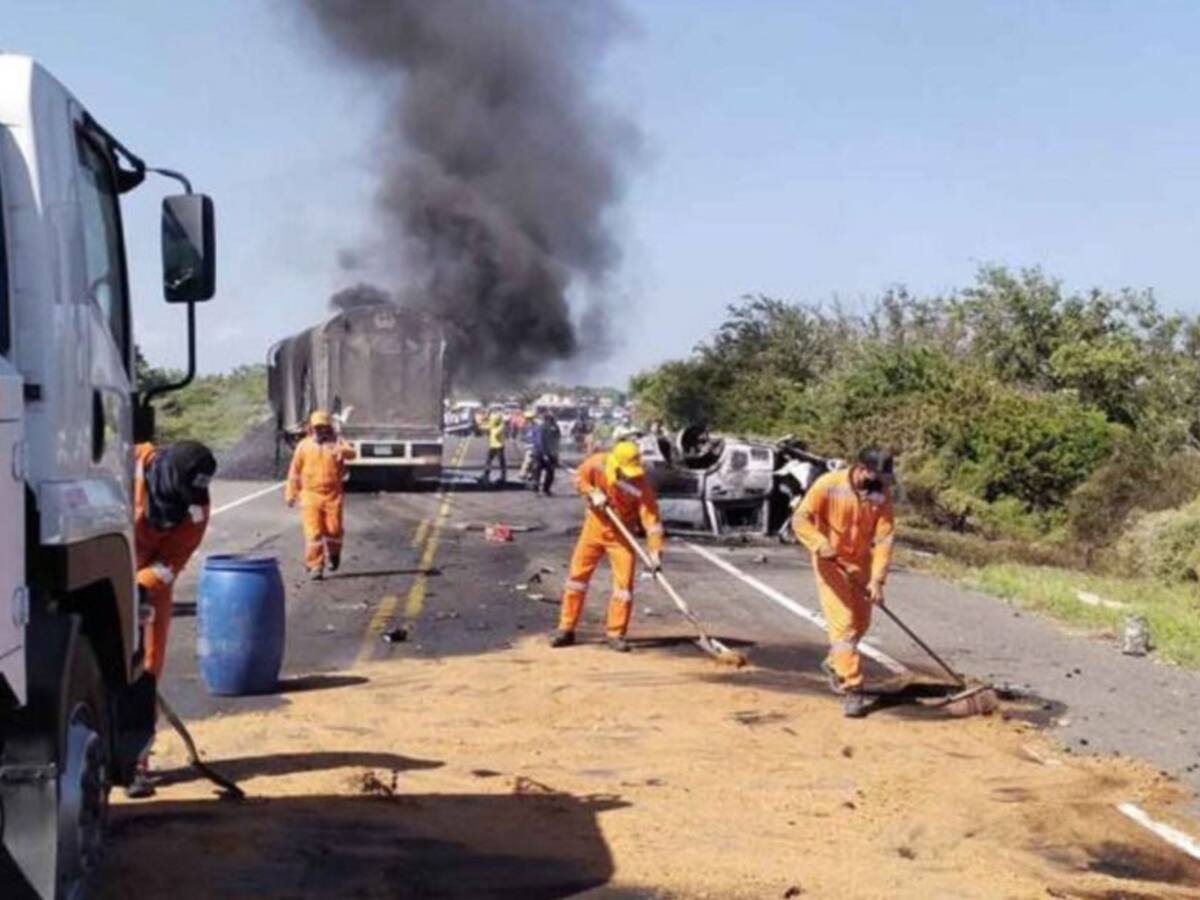 Se incendian dos vehículos en la vía Ciénaga - Barranquilla tras choque