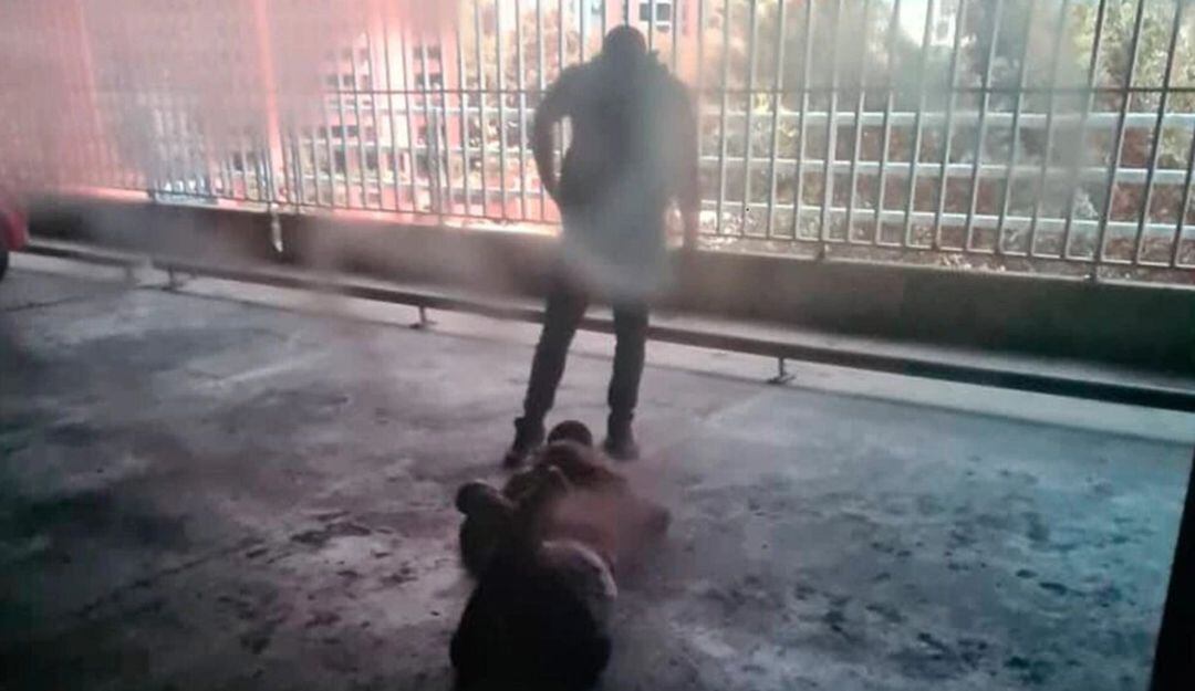 Momento de la detención del conductor del vehículo de seguridad de Juan Guaidó.