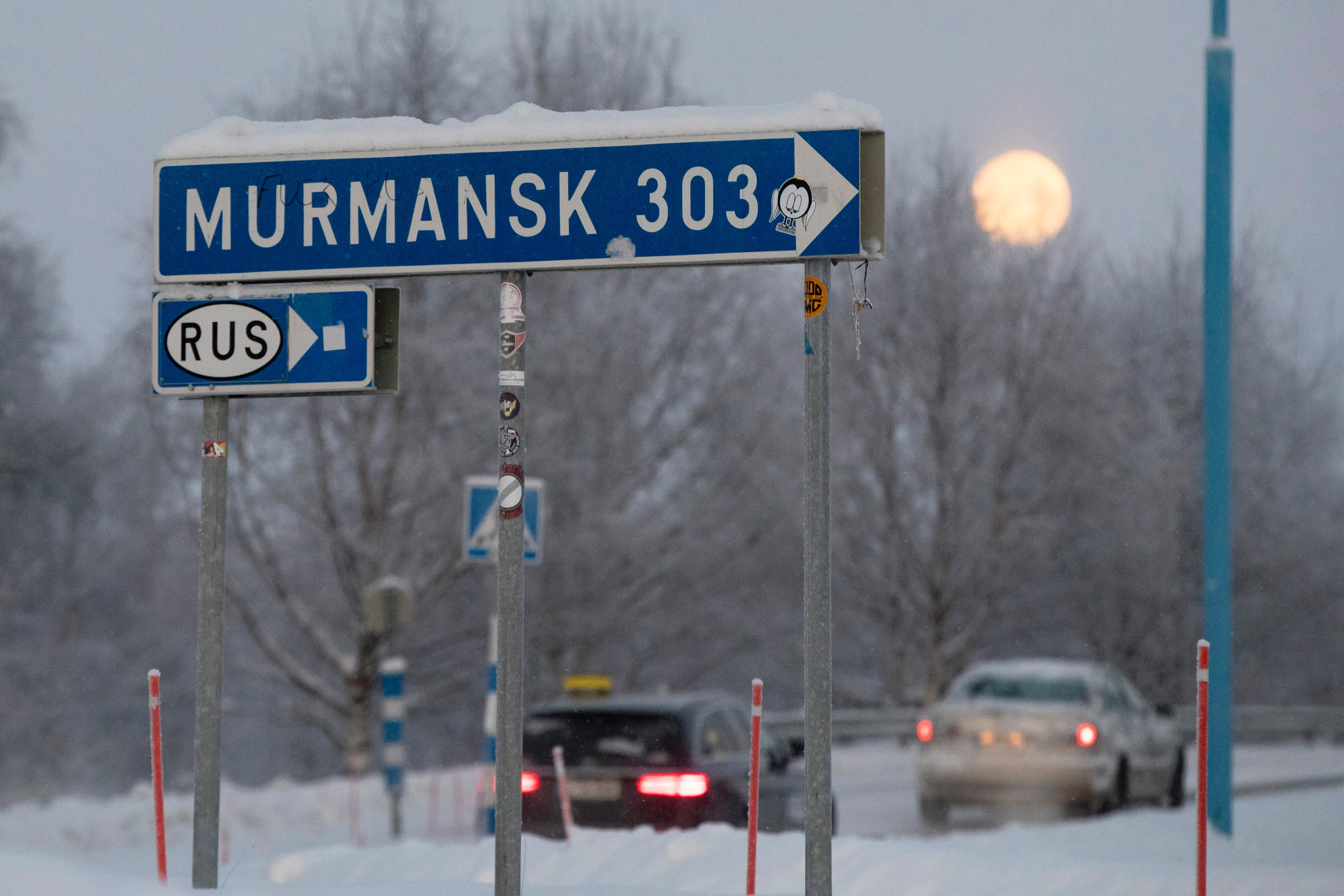 Ivalo (Finlandia), 27/11/2023.- Una señal de carretera con dirección Murmansk en la estación fronteriza de Raja-Jooseppi en Laponia, norte de Finlandia, este lunes. La estación fronteriza de Raja-Joosepi es la única estación en la frontera entre Finlandia y Rusia que está abierta al tráfico después de que Finlandia haya cerrado los puntos de cruce en su frontera con Rusia a medida que más solicitantes de asilo intentan llegar a Finlandia.EFE/TOMI HANNINEN