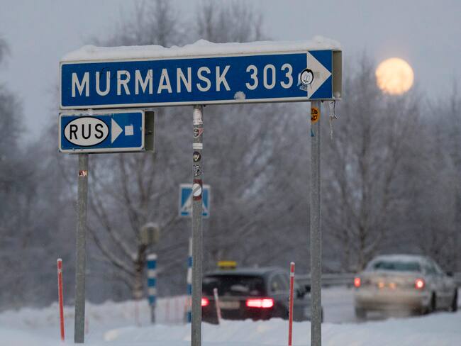 Ivalo (Finlandia), 27/11/2023.- Una señal de carretera con dirección Murmansk en la estación fronteriza de Raja-Jooseppi en Laponia, norte de Finlandia, este lunes. La estación fronteriza de Raja-Joosepi es la única estación en la frontera entre Finlandia y Rusia que está abierta al tráfico después de que Finlandia haya cerrado los puntos de cruce en su frontera con Rusia a medida que más solicitantes de asilo intentan llegar a Finlandia.EFE/TOMI HANNINEN
