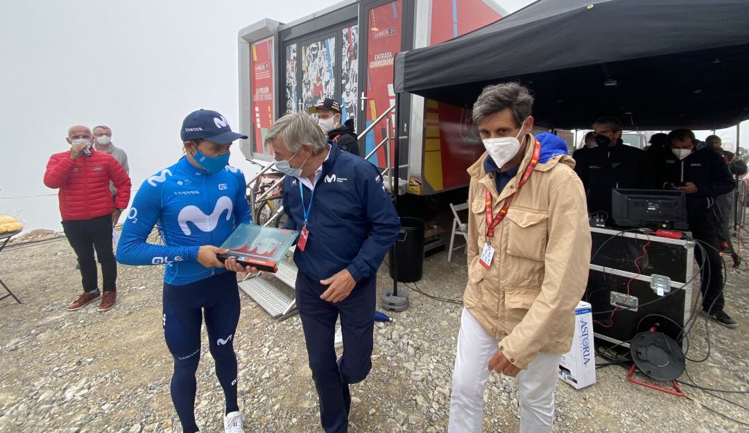 Miguel Ángel López y Eusebio Unzue tras el triunfo en la etapa 20 de La Vuelta a España.