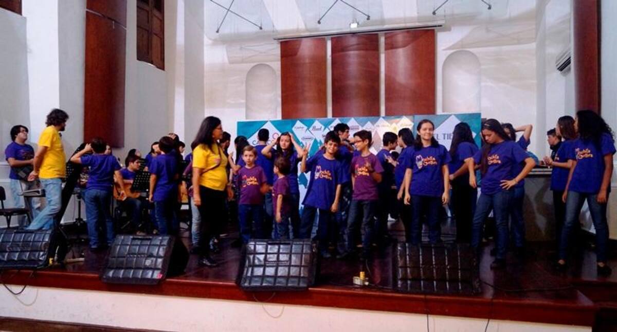 Niños de Batuta y Mochila Cantora ayudaron a Juanes a preparar una versión Torbellino de Odio por Amor para presentar en su concierto en Bucaramanga.