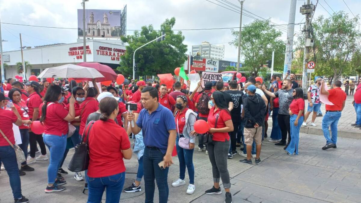 Trabajadores de Tierra Santa protestan por cierre de almacenes