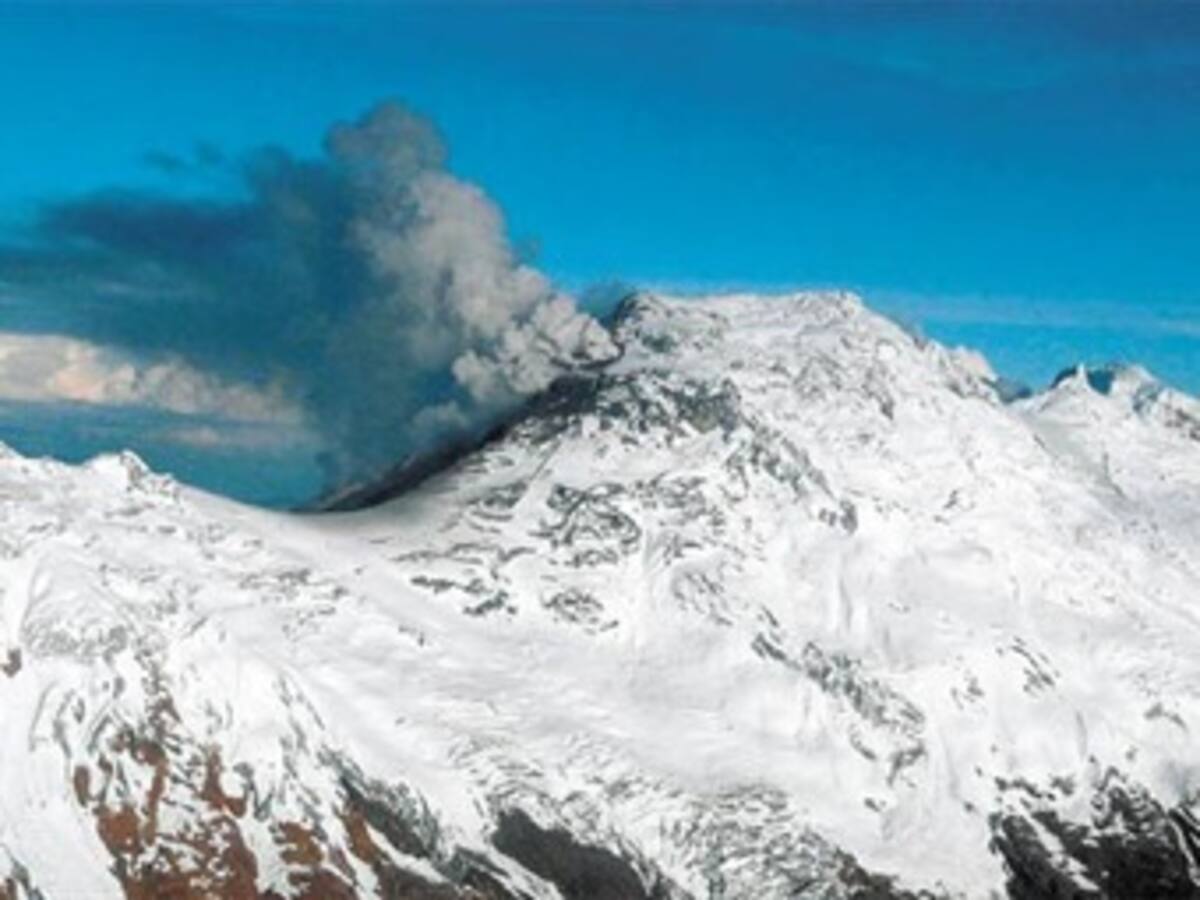 Alerta amarilla en tres municipios de Caldas y 17 del Tolima por aumento de actividad del Volcán Nevado del Ruiz