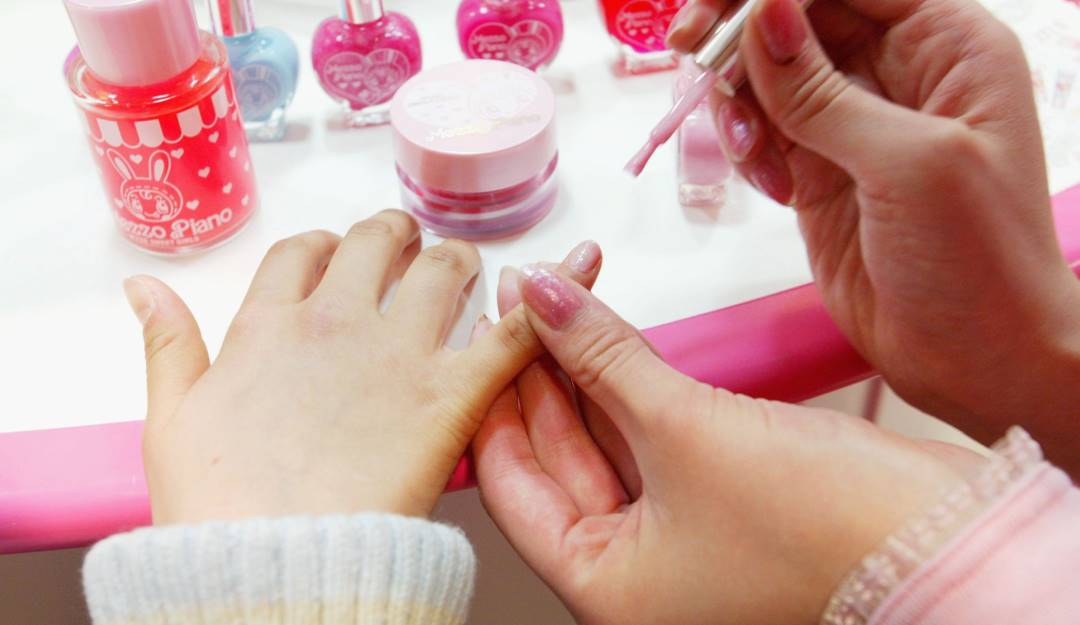 Aplicación de esmalte de uñas.         Foto: Getty 