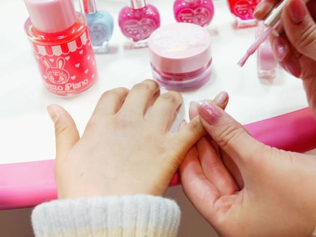 Aplicación de esmalte de uñas.         Foto: Getty 