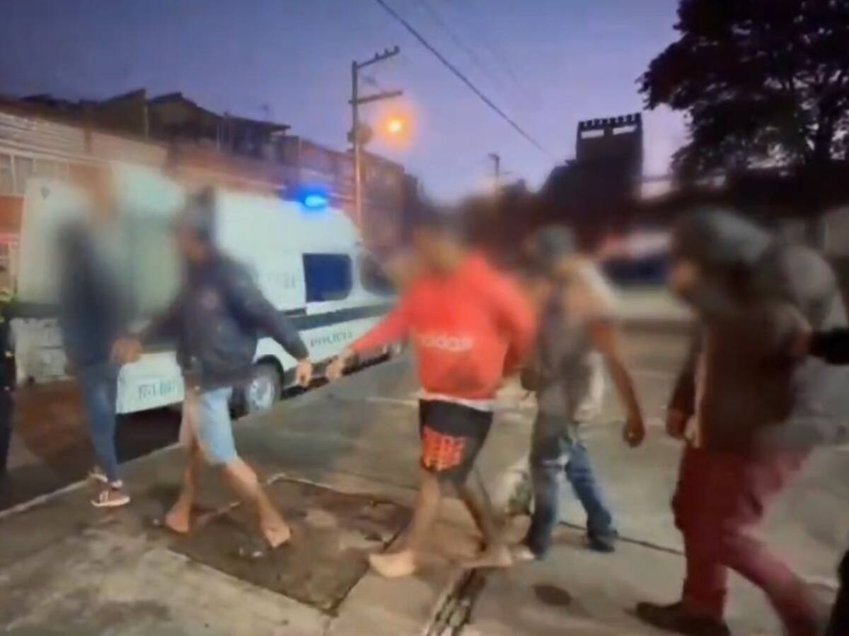 Cinco personas capturadas por robar cables de fibra óptica en una alcantarilla en Bogotá