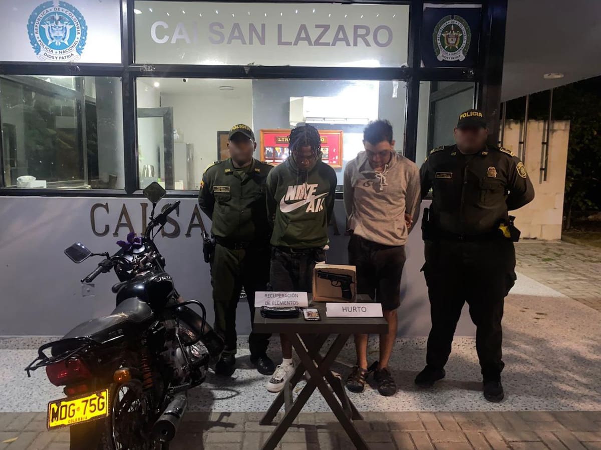 Dos presuntos atracadores capturados tras persecución policial: robaron a una mujer en barrio Manga