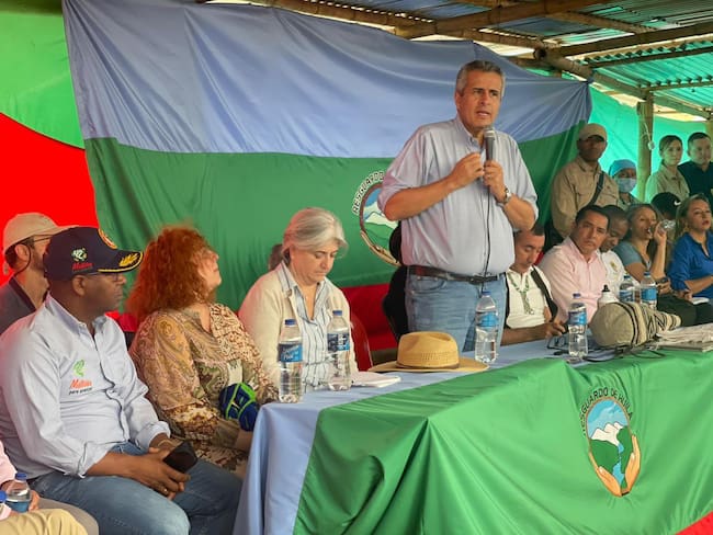 El ministro del Interior, Luis Fernando Velasco, se reunió con los indígenas del Cauca para desbloquear la vía.