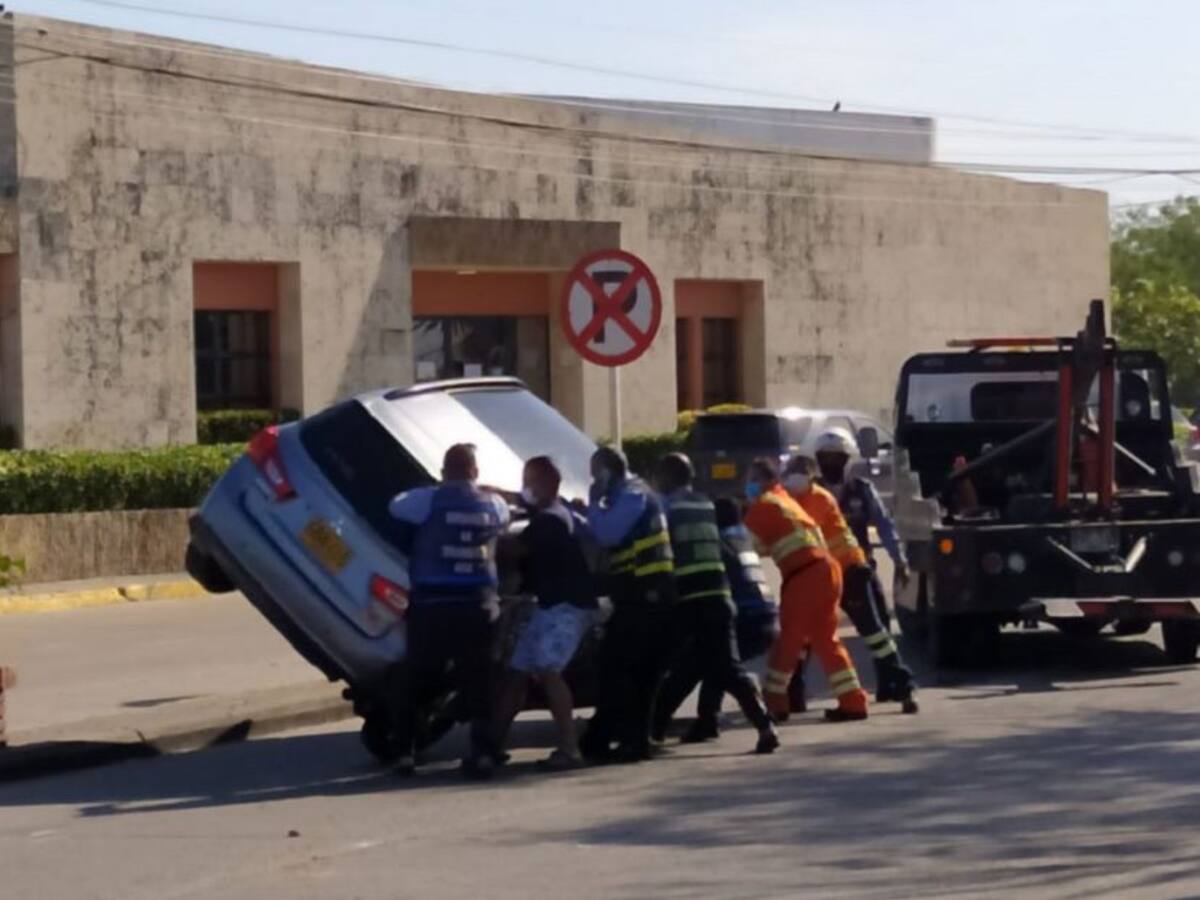 Se volcó camioneta en la entrada del barrio Manga en Cartagena