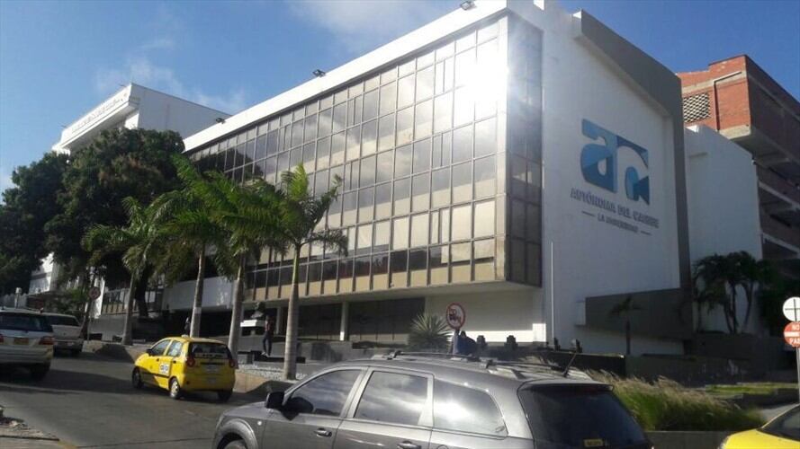 Estudiantes y profesores presentaron documentos que dan fe de algunas irregularidades dentro de la Uniautónoma. Foto: W Radio