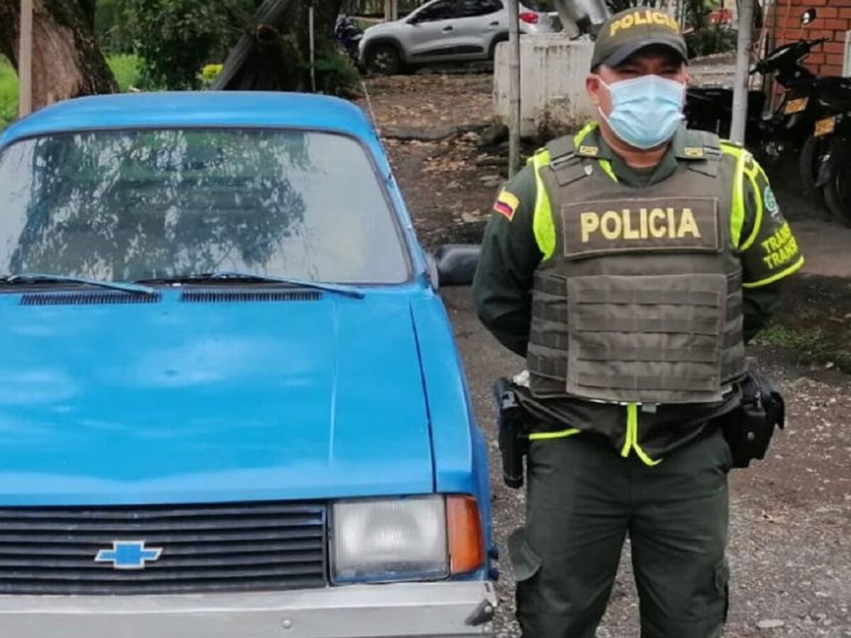 Hombre sorprendido con un carro robado se lanzó al río Cauca