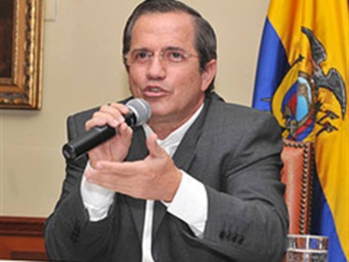Ecuador no ha recibido invitación a la posesión de Juan Manuel Santos