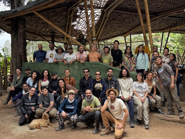 Foto durante el taller de E.I.B Tierra & Bambú. | Foto: John Vasquez.